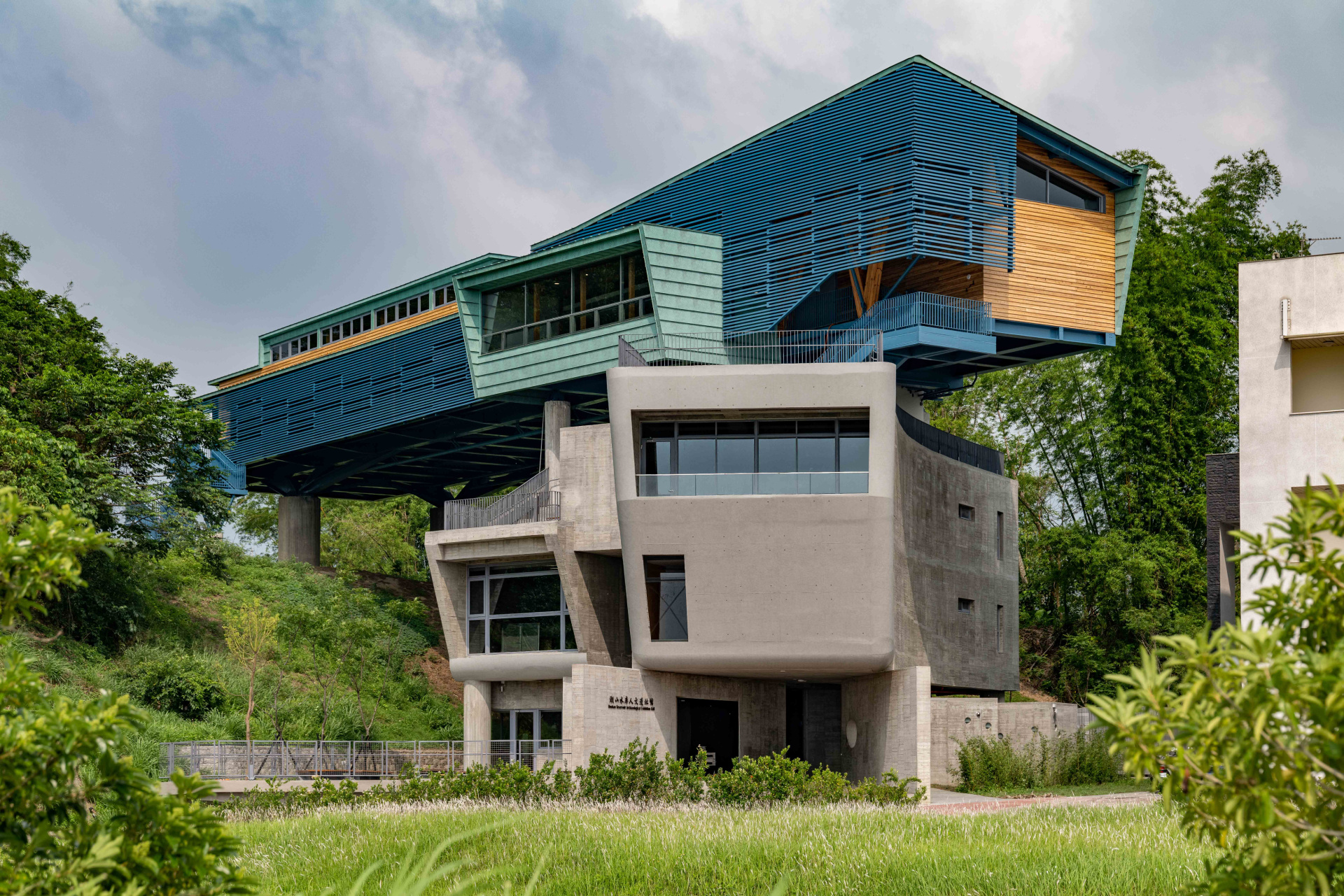 Hushan Reservoir Center